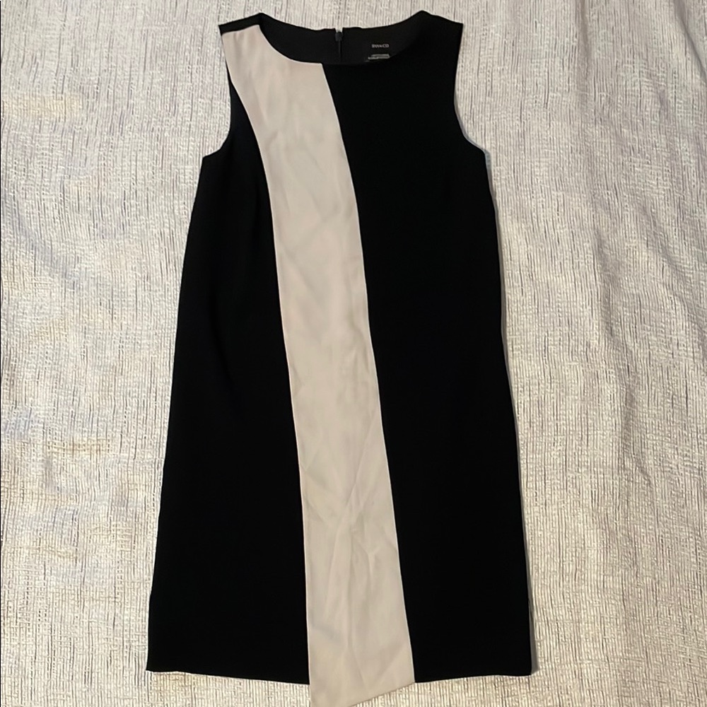 RW&CO. Black and White Sheath Mini Dress with Sleeveless Design and Crew Neck